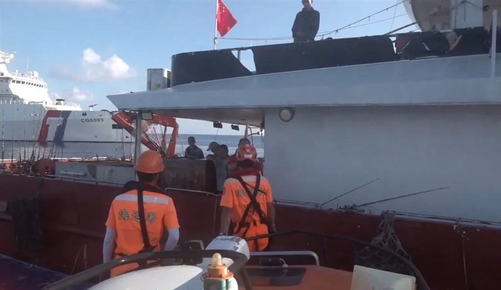 Taiwan Coast Guard boarding party near a Chinese fishing boat off Dongsha