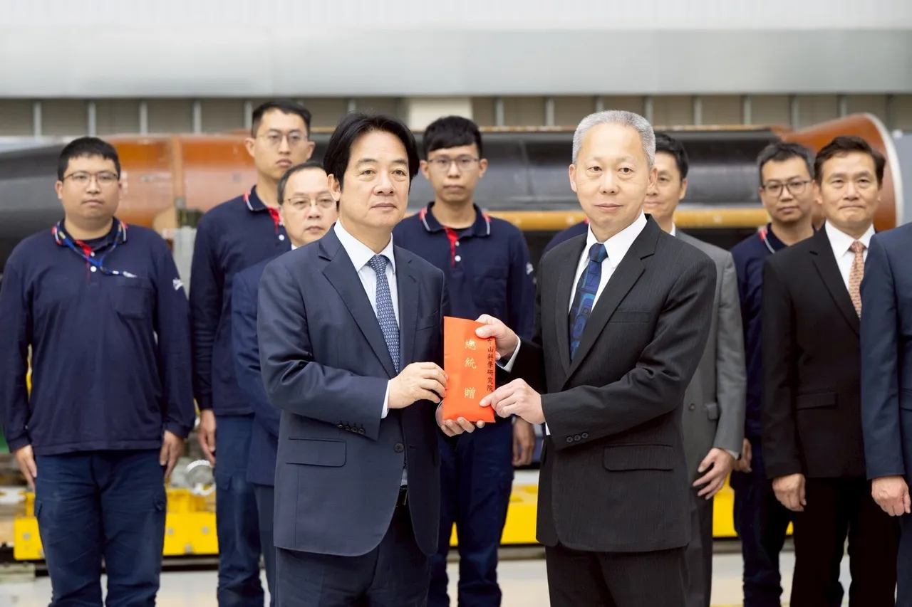 President Lai Ching-te and NCSIST president Li Shih-chiang standing together during a visit to the military research institute