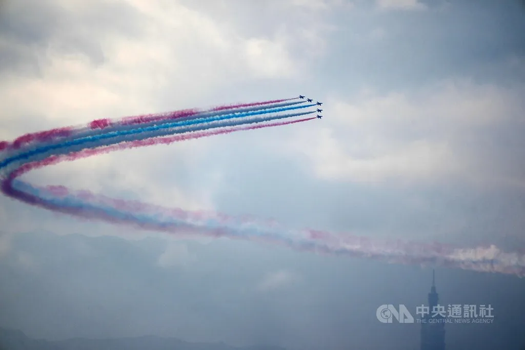 Brave Eagle jets trailing smoke over Taipei Presidential Office Oct 2 2026