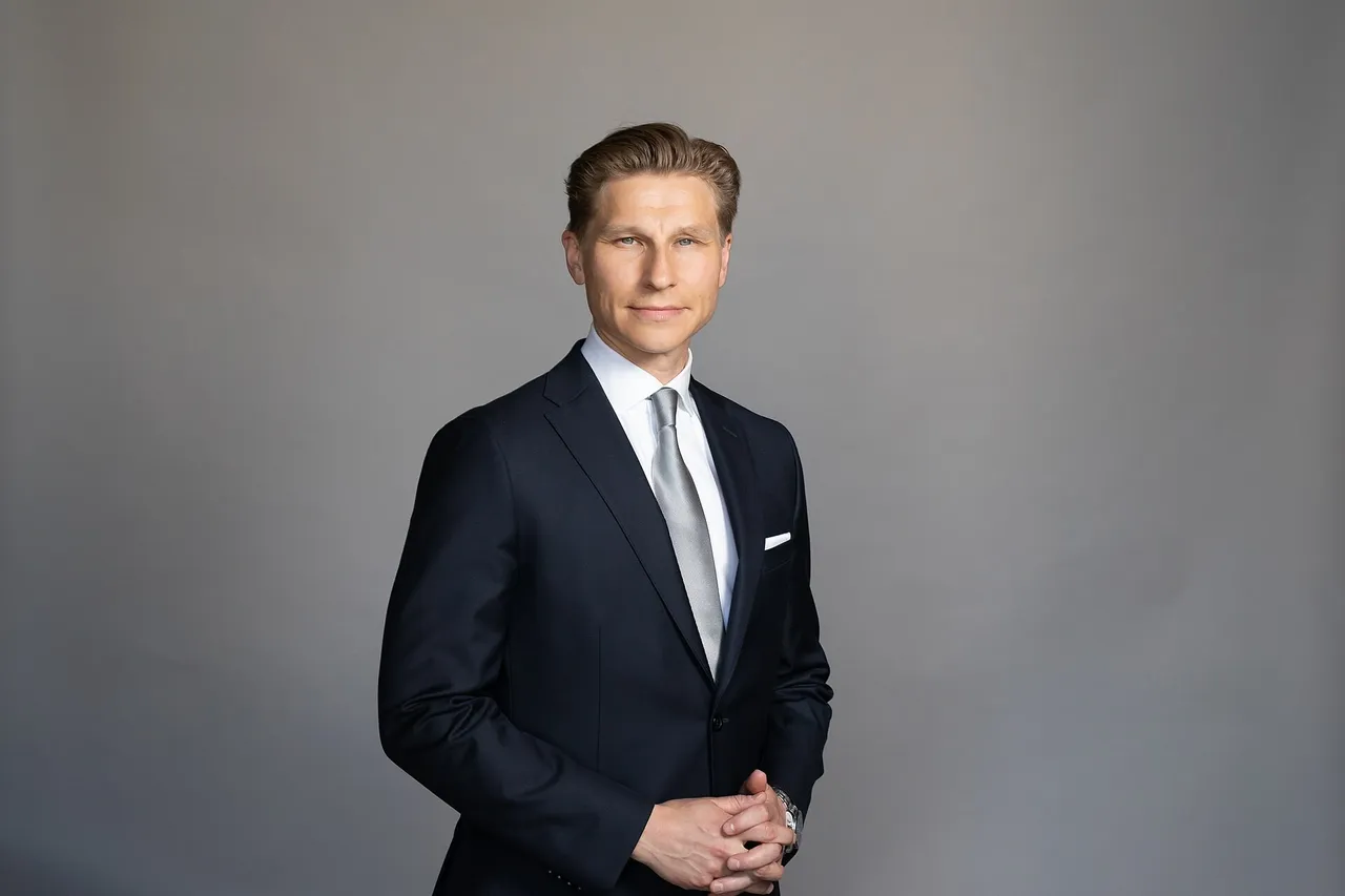 Portrait of Finnish Defence Minister Antti Hakkanen in a dark suit and tie